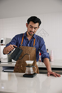 咖啡师制作手冲咖啡高清图片