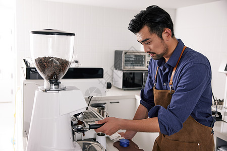 咖啡制作男性咖啡师操作机器打奶泡背景