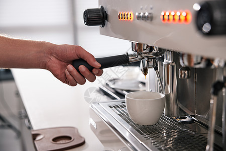 咖啡师操作机器冲咖啡特写图片