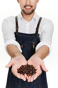 男性咖啡师手捧着咖啡豆图片