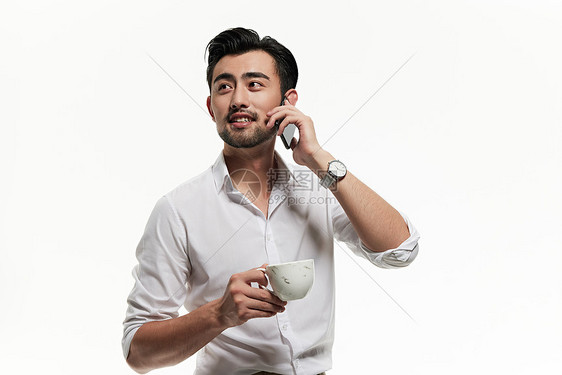 端着咖啡杯的男人打电话图片