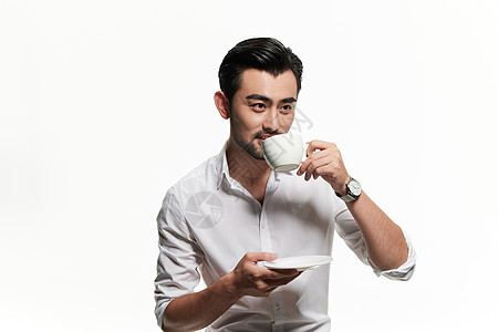 喝咖啡的帅气男性图片