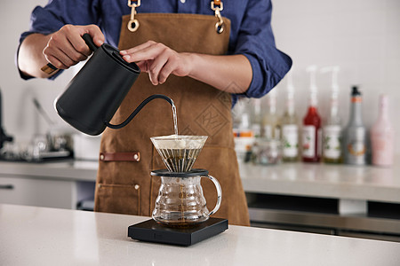 咖啡师制作手冲咖啡特写图片
