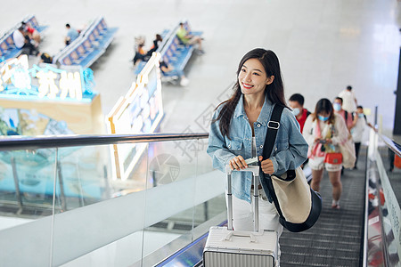 春节回家火车站乘坐电梯的女性背景