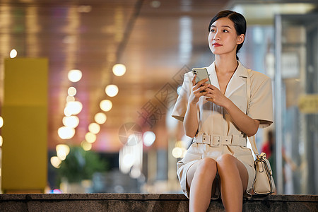 坐在室外的商务女性图片