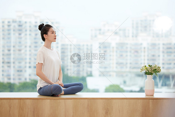 女性居家做瑜伽图片