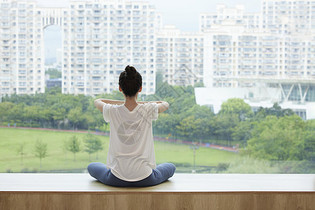 女性居家做瑜伽图片