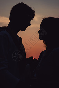 夕阳下的情侣剪影背景图片