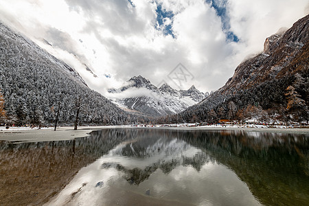 暨阳湖四川阿坝州毕棚沟雪山风景背景