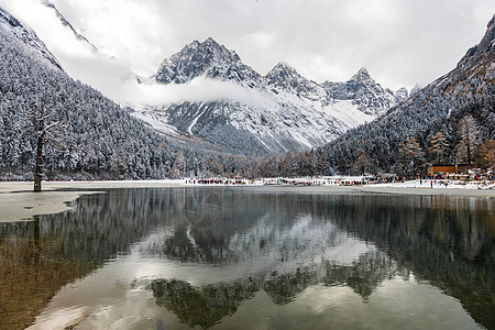 暨阳湖四川阿坝州毕棚沟雪山风景背景