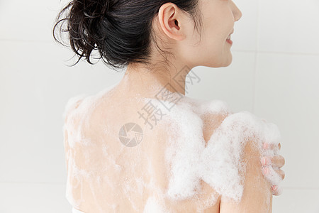 女性使用沐浴球洗澡高清图片