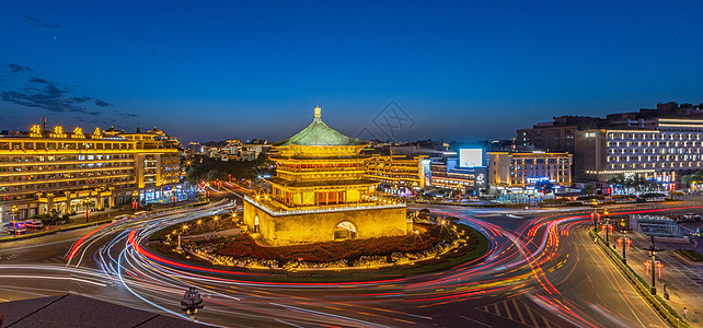 夜色下的西安地标钟楼环岛车流图片