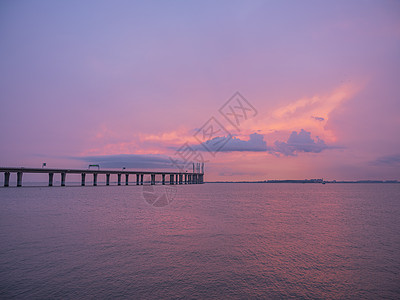 晚霞中的青岛胶州湾跨海大桥图片