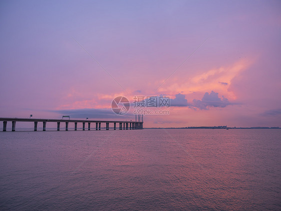 晚霞中的青岛胶州湾跨海大桥图片