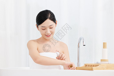 青年女性居家泡澡喷喷雾图片