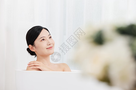 青年女性居家泡澡享受图片