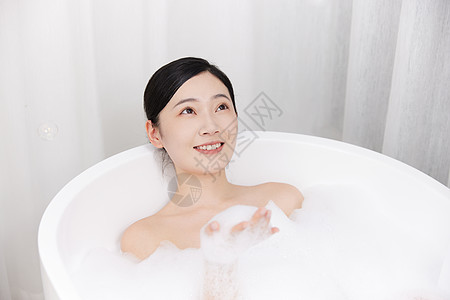 年轻女性居家洗泡泡浴高清图片