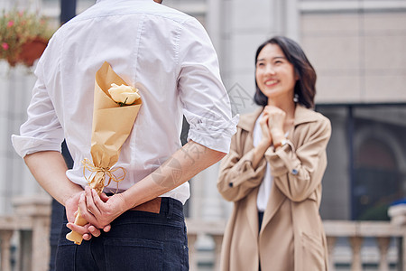 男性给女性送惊喜礼物高清图片