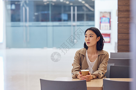 坐在咖啡店无聊等待的女性图片