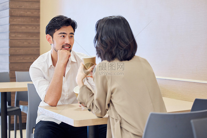 情侣约会在咖啡店开心的聊天图片