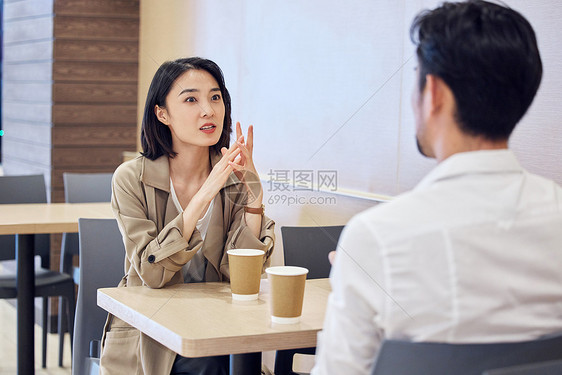 情侣约会在咖啡店开心的聊天图片