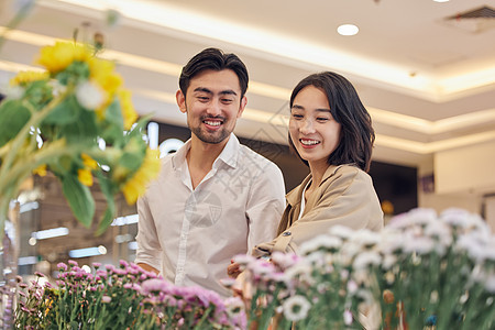 情侣夫妻在挑选鲜花图片