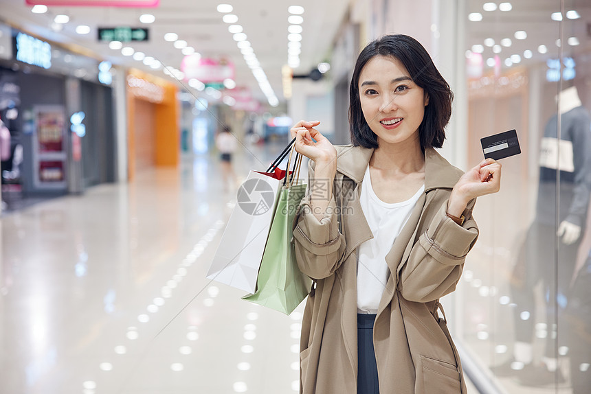 女性室外购物展示信用卡图片