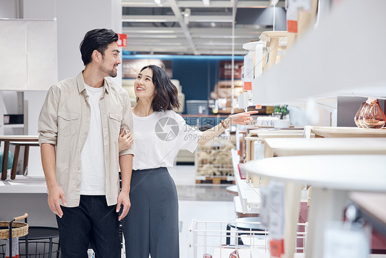 情侣夫妻逛家居店挑选商品图片