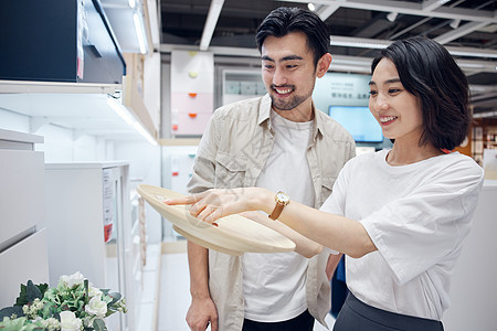 情侣夫妻逛家居店挑选商品背景图片