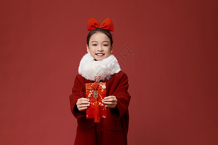 春节小女孩手拿红包贺新年图片