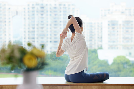 女性居家锻炼做瑜伽背景图片