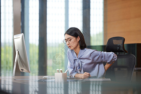 医疗企业商务女性上班时肩膀酸痛不舒服背景