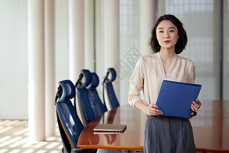 商务人办公室抱着文件夹的女性形象背景