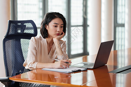 心情低落悲伤的职场女性高清图片