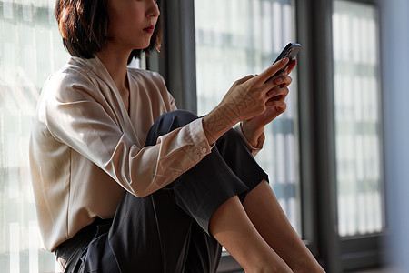 心情低落悲伤的职场女性图片