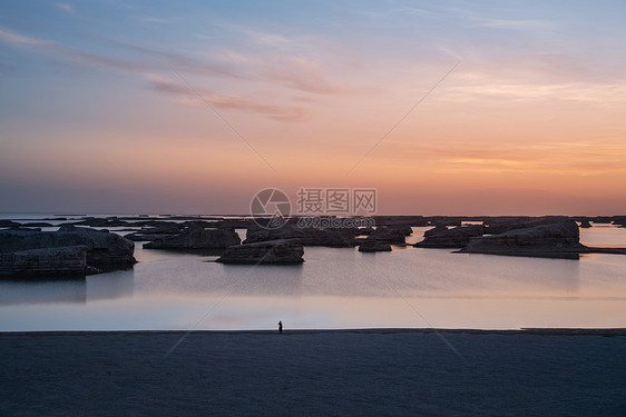 青海水上雅丹的日落图片