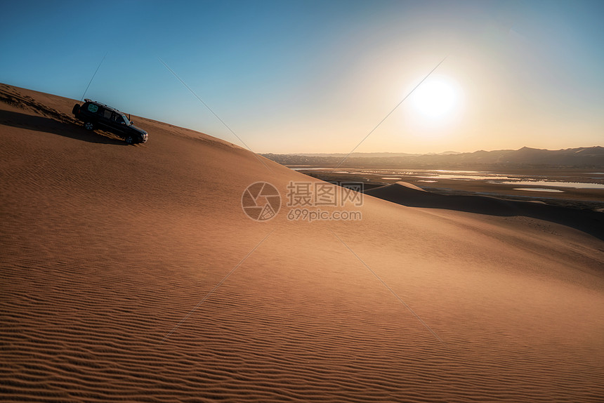 腾格里沙漠的日落图片