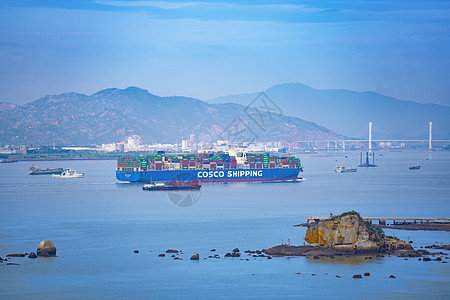 杨泗港大桥行驶在海上的集装箱货轮背景