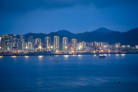 远处的山入夜的漳州港背景