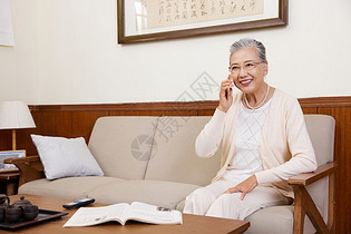 老奶奶晚年退休居家生活打电话图片