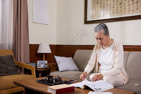 孤独空巢老人晚年居家生活图片