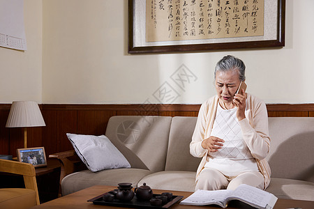 通话老奶奶晚年退休居家生活打电话背景