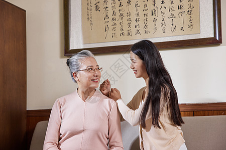 老人护理女性青年关爱陪伴年迈老奶奶捶肩背景