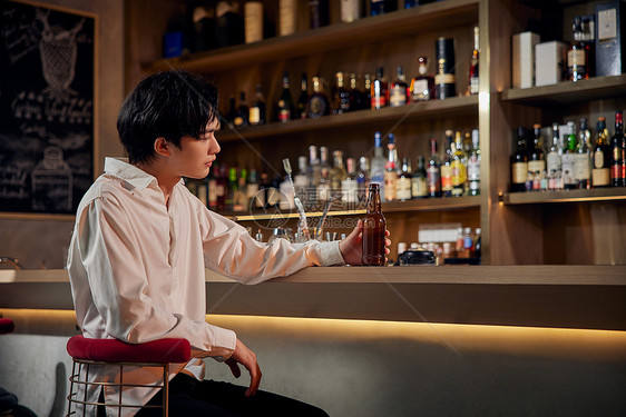 孤独的年轻男性酒吧喝酒图片