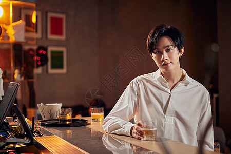 年轻男性酒吧喝酒背景图片