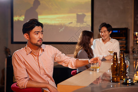 年轻男性酒吧喝酒图片
