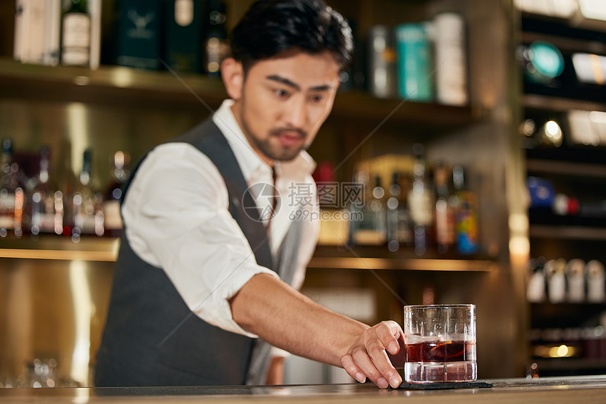 帅气调酒师递红酒动作图片