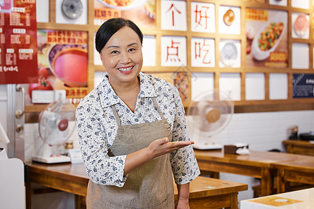 中年女店员店门口宣传图片