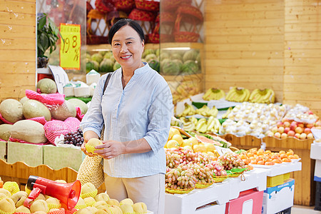 水果店购买水果的中年女性图片