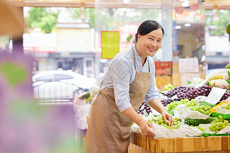 中年水果店店员整理水果图片